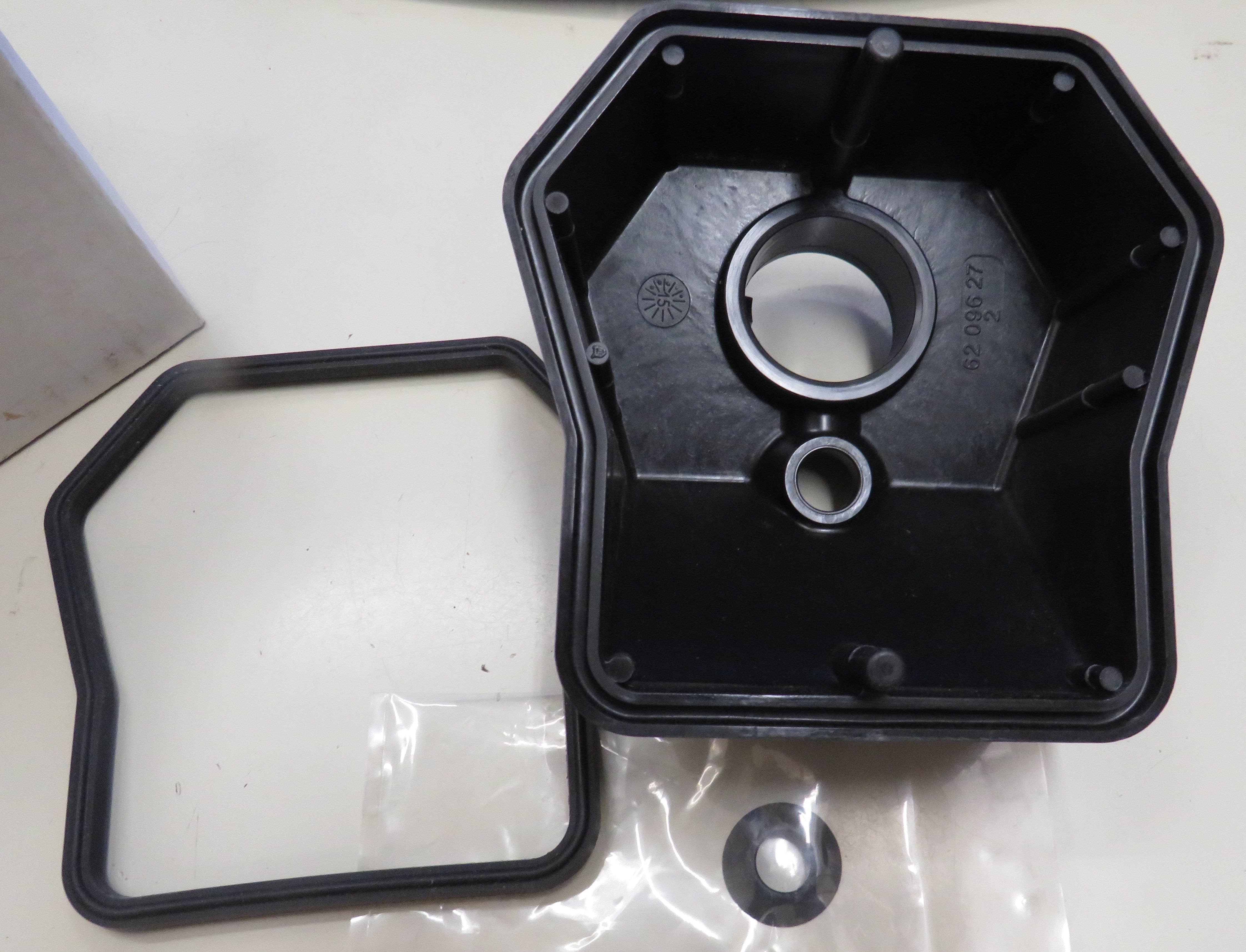 62 096 27-S Kohler Rehlko Valve Cover Kit 12/3/2025 THIS PART IS IN STOCK 12/3/2025